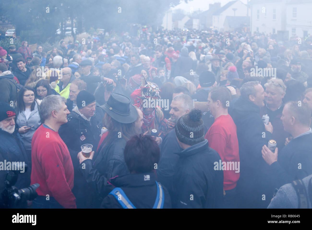 Haxey, Lincolnshire, Großbritannien. 05. Januar 2019. Die mittelalterliche Haxey Haube Spiel nimmt heute in der ruhigen North Lincolnshire Dörfer Haxey und Westwoodside. Rauchen der Narr findet vor der Schlacht für die Motorhaube zwischen den Dorfbewohnern. Stockfoto