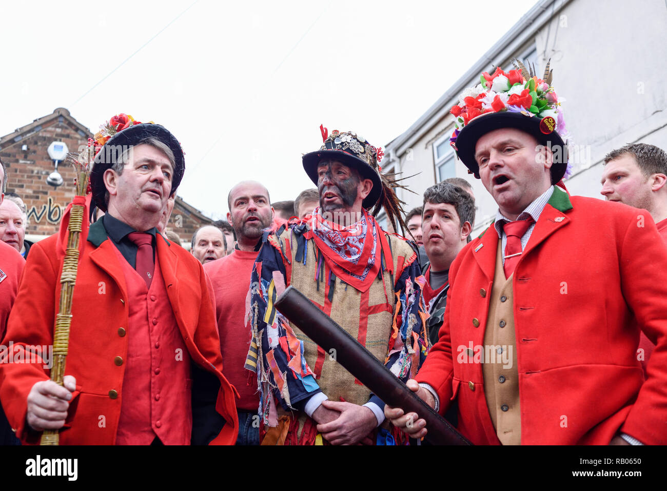 Haxey, Lincolnshire, Großbritannien. 05. Januar 2019. Die mittelalterliche Haxey Haube Spiel nimmt heute in der ruhigen North Lincolnshire Dörfer Haxey und Westwoodside. Englisch Volkslieder sind vor dem Spiel gesungen, John Gerste Mais, Landwirte Junge, und Kanonen. Stockfoto