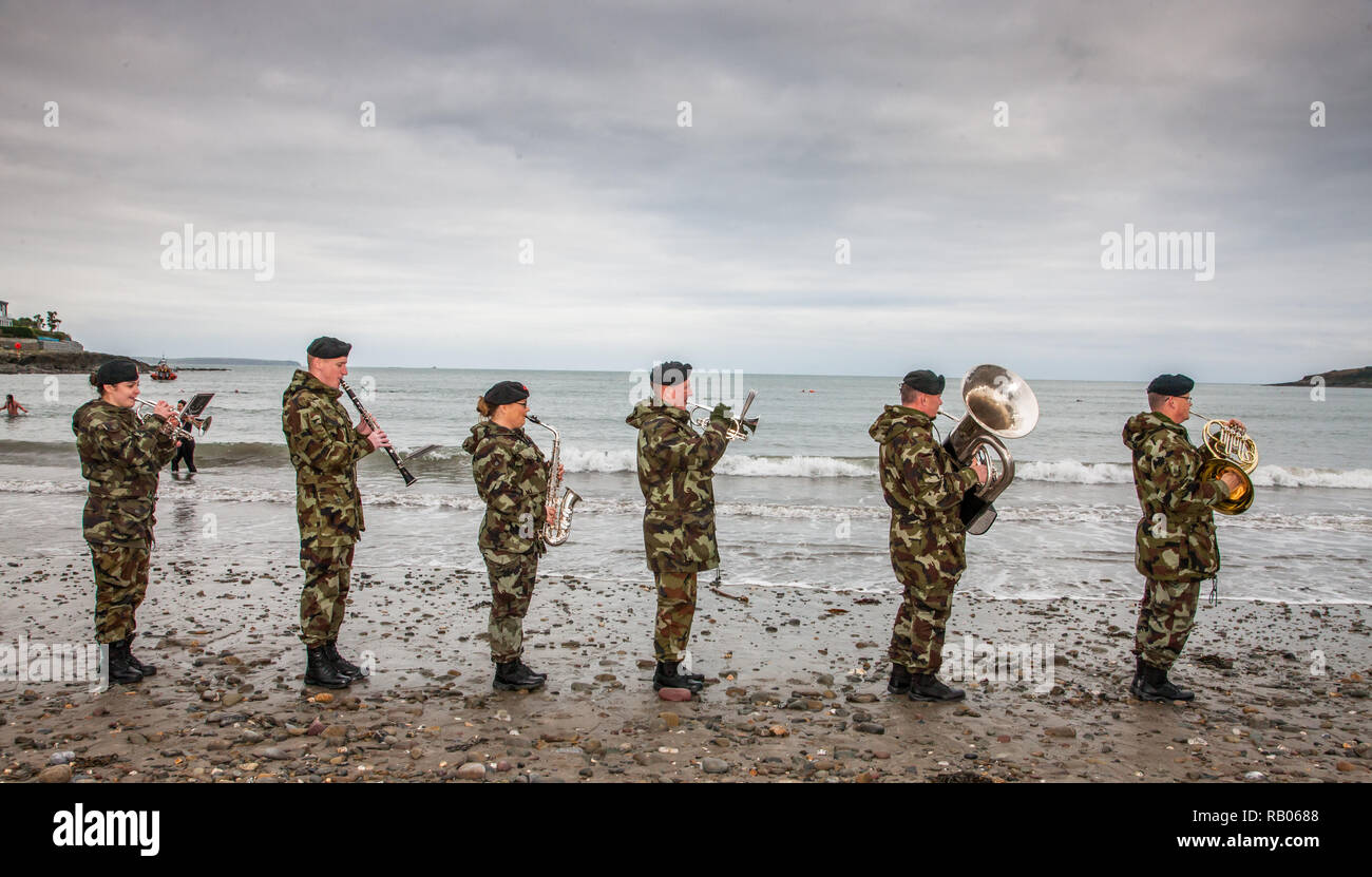 Fountainstown, Cork, Irland. 05. Januar. 2019. Band Mitglieder der 1 südlichen Brigade von Collins Barracks Musik zur Unterstützung der Schwimmer, die Singen oder Schwimmen Veranstaltung fand um die Mittel für die irischen Motor Neuron Disease Association an Fountainstown Strand, Co Cork, Irland. Quelle: David Creedon/Alamy leben Nachrichten Stockfoto