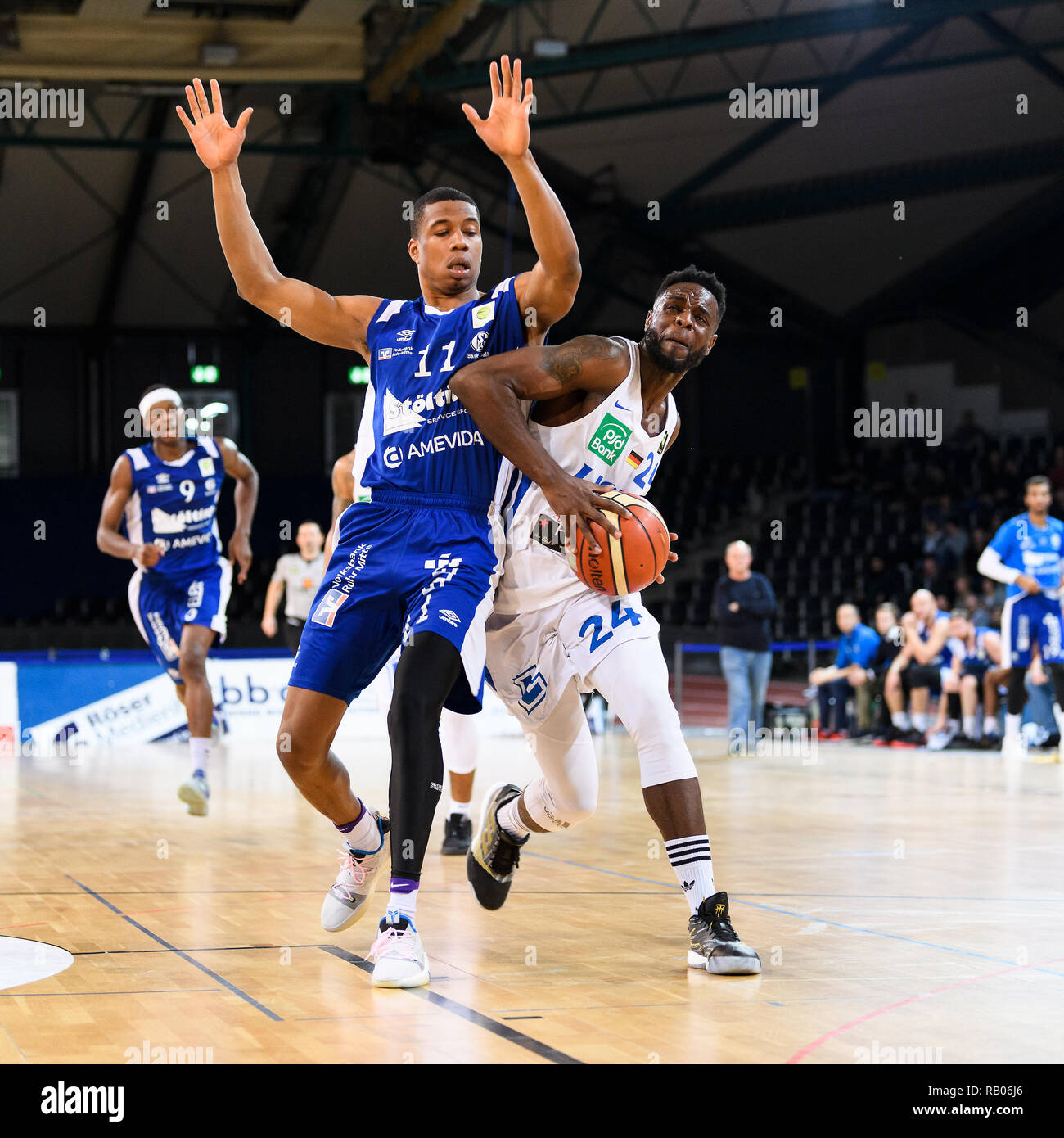 Deutschland. 5. Januar 2019. Deutschland. 5. Januar 2019. Roland L'Amour Nyama (Lions) in Duellen mit Brandon Parrish (Schalke 04). GES/Basketball/ProA: PSK Lions - Schalke 04 - 05.01.2019 | Verwendung der weltweiten Kredit: dpa Picture alliance/Alamy leben Nachrichten Stockfoto