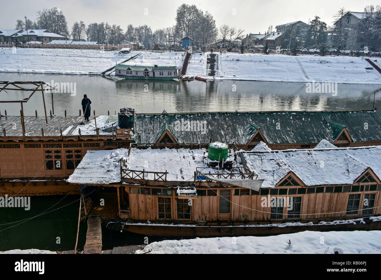 Januar 5, 2019 - Srinagar, J&K, Indien - ein Kaschmirischen Hausboot Besitzer gesehen Entfernen von Schnee vom Dach seines Hausboot an einem sonnigen Tag, nachdem er Zeuge schwere Schneefälle in Srinagar, Indien verwalteten Kaschmir. Das Wetter in Kaschmir wird wahrscheinlich ab morgen zu verbessern, wie Meteorological Department (MeT) Durststrecke von 6. Januar bis 10. Januar vorausgesagt hat. Credit: Saqib Majeed/SOPA Images/ZUMA Draht/Alamy Live News Credit: ZUMA Press, Inc./Alamy leben Nachrichten Stockfoto