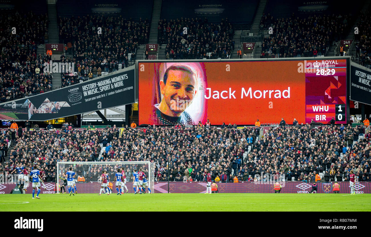 London, Großbritannien. 5. Jan 2019. Befürworter halten eine Minuten Beifall in der 28. Minute für Jack Morrad Wer war ein West Ham United Season Ticket holder und dessen Körper wurde gefunden in einem Angelsee, nachdem es fehlt am 23 Dez 2018 Während der Samstag FA Cup Spiel gegen Birmingham City ertrunken. Während der FA-Cup 3 Runde zwischen West Ham United und Birmingham City an der London, UK, England, am 5. Januar 2019. Foto von Andy Rowland. . (Foto darf nur für Zeitung und/oder Zeitschrift redaktionelle Zwecke. www.football-dataco.com) Credit: Andrew Rowland/Alamy leben Nachrichten Stockfoto
