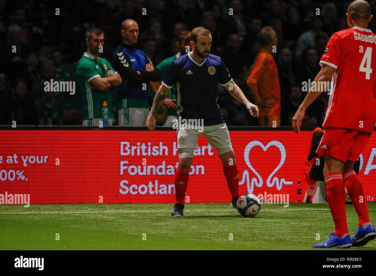 Glasgow, UK. 5. Jan 2019. Aktion vom Tag 2 des FansBet Star Sixes Turnier an die SSE-Hydro in Glasgow. Spiel 2 - Wales Vs Schottland James McFadden hält den Ball in die Ecke bei der Star-Sixes Turnier in Glasgow Credit: Colin Poultney/Alamy leben Nachrichten Stockfoto