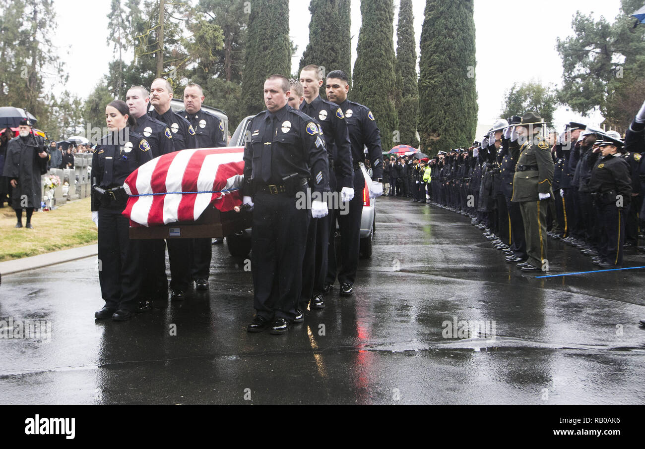 Modesto, Kalifornien, USA. 5 Jan, 2019. Newman Polizisten über den Sarg ihrer gefallenen Bruder Corporal Ronil Singh während seiner Trauerfeier. Über tausend Menschen zeigten ihre Sympathie während der Service bei Crosspoint Gemeinschaft Kirche gefolgt von einem Dienst am Frieden Officer Gedenkstätte an der Lakewood Memorial Park in Hughson. Credit: Marty Bicek/ZUMA Draht/Alamy leben Nachrichten Stockfoto