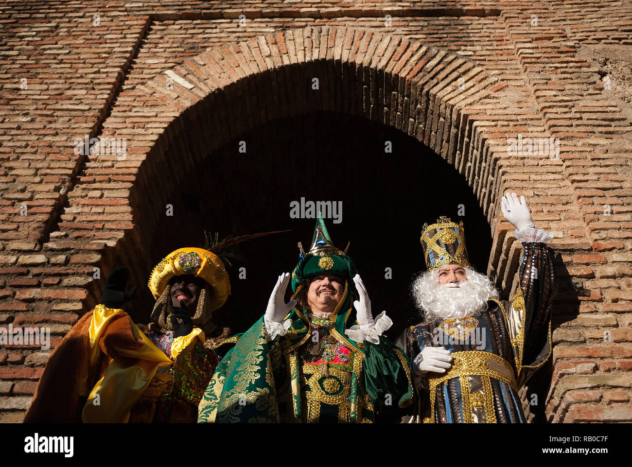 Malaga, Spanien. 5. Jan 2019. Die drei Weisen zu sehen sind für die Medien posiert, wie sie Teil an der Parade während der Erscheinung des Herrn feiern, ein Drei Weisen Parade. Credit: SOPA Images Limited/Alamy leben Nachrichten Stockfoto