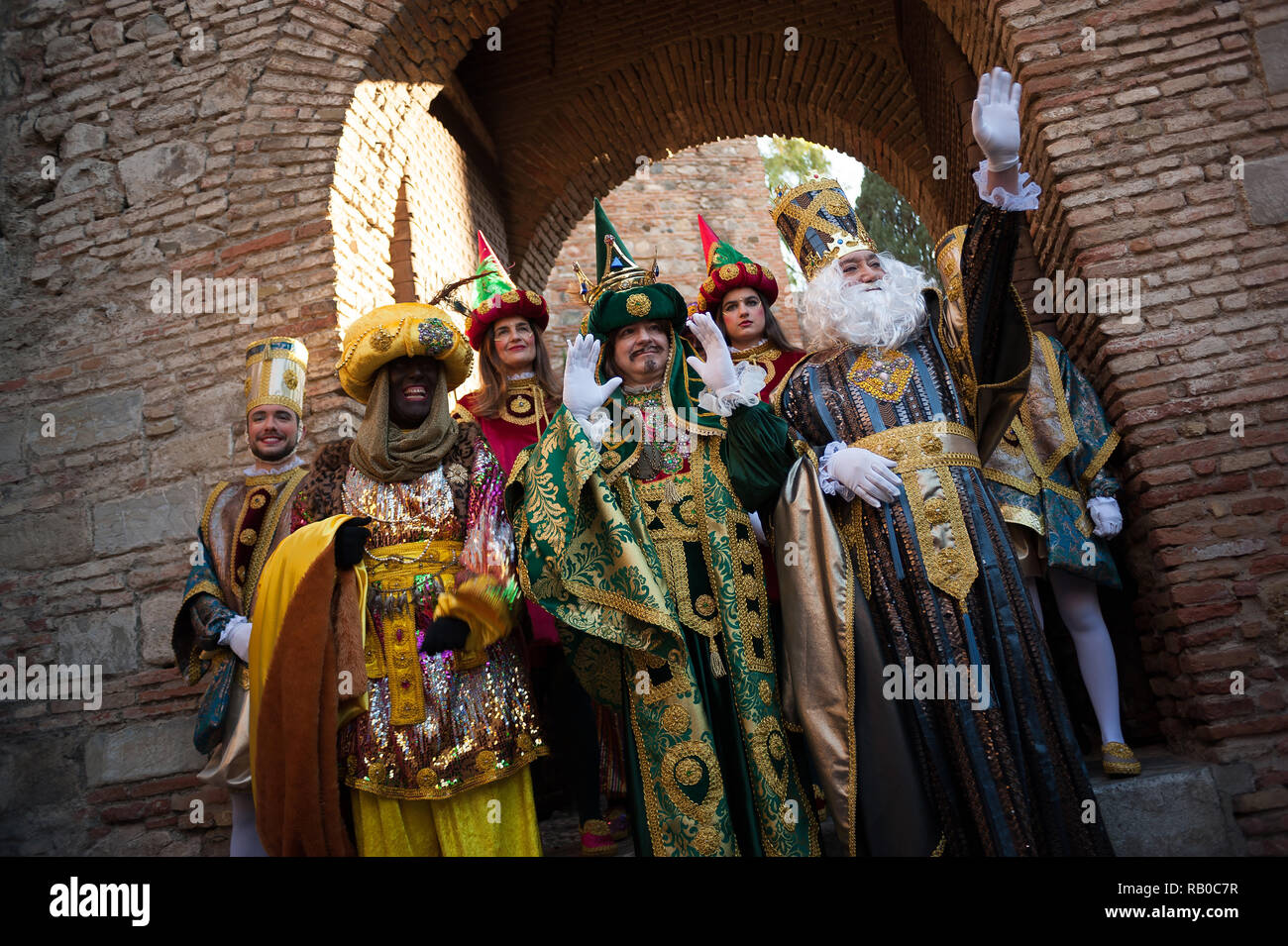 Malaga, Spanien. 5. Jan 2019. Die drei Weisen zu sehen sind für die Medien posiert, wie sie Teil an der Parade während der Erscheinung des Herrn feiern, ein Drei Weisen Parade. Credit: SOPA Images Limited/Alamy leben Nachrichten Stockfoto