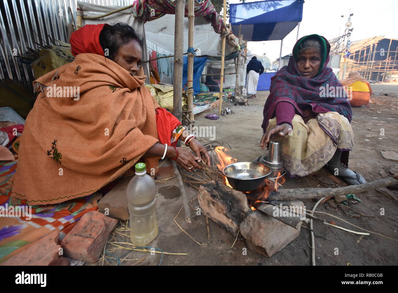 Kolkata, Indien. 6. Januar, 2019. Sadhus und Pilger sind am Gangasagar mela Durchgangslager auf dem Weg zum jährlichen Hindu Festival am Gangasagar ein erfrischendes Bad an der Mündung des Flusses Ganges und die Bucht von Bengalen zum bevorstehenden anlässlich der Makar Sankranti auf der Mitte Januar zu sehen. Credit: Biswarup Ganguly/Alamy leben Nachrichten Stockfoto