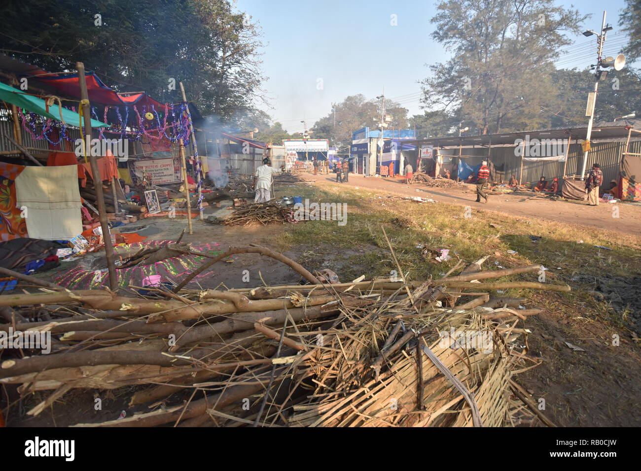 Kolkata, Indien. 6. Januar, 2019. Sadhus und Pilger sind am Gangasagar mela Durchgangslager auf dem Weg zum jährlichen Hindu Festival am Gangasagar ein erfrischendes Bad an der Mündung des Flusses Ganges und die Bucht von Bengalen zum bevorstehenden anlässlich der Makar Sankranti auf der Mitte Januar zu sehen. Credit: Biswarup Ganguly/Alamy leben Nachrichten Stockfoto