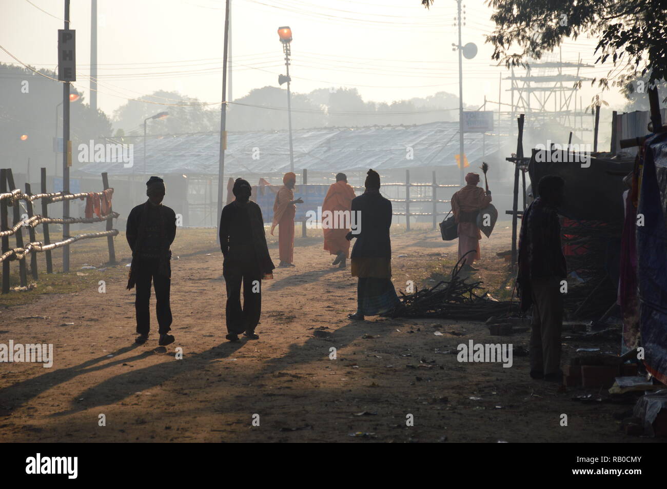 Kolkata, Indien. 6. Januar, 2019. Sadhus und Pilger sind am Gangasagar mela Durchgangslager auf dem Weg zum jährlichen Hindu Festival am Gangasagar ein erfrischendes Bad an der Mündung des Flusses Ganges und die Bucht von Bengalen zum bevorstehenden anlässlich der Makar Sankranti auf der Mitte Januar zu sehen. Credit: Biswarup Ganguly/Alamy leben Nachrichten Stockfoto