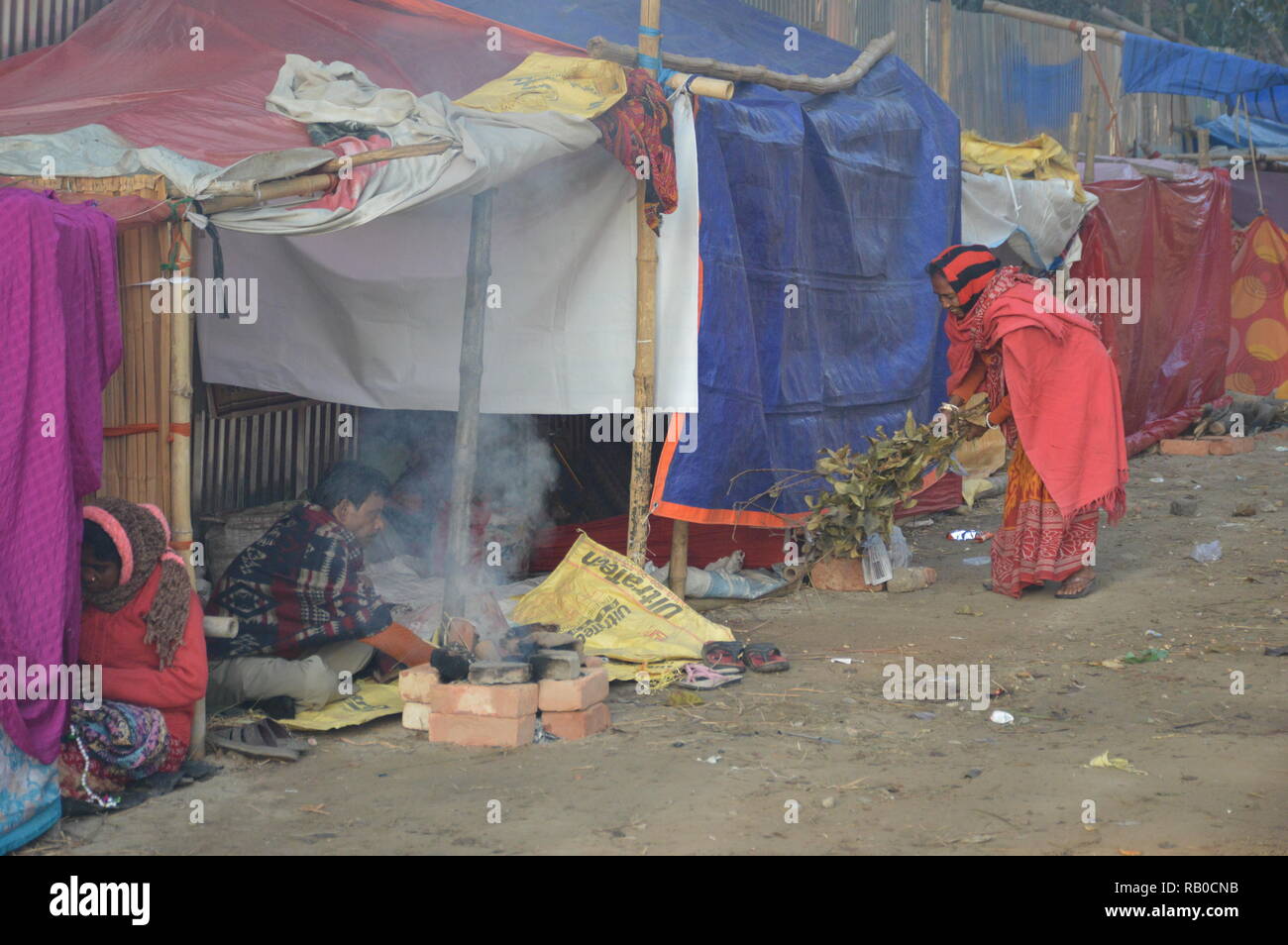 Kolkata, Indien. 6. Januar, 2019. Sadhus und Pilger sind am Gangasagar mela Durchgangslager auf dem Weg zum jährlichen Hindu Festival am Gangasagar ein erfrischendes Bad an der Mündung des Flusses Ganges und die Bucht von Bengalen zum bevorstehenden anlässlich der Makar Sankranti auf der Mitte Januar zu sehen. Credit: Biswarup Ganguly/Alamy leben Nachrichten Stockfoto