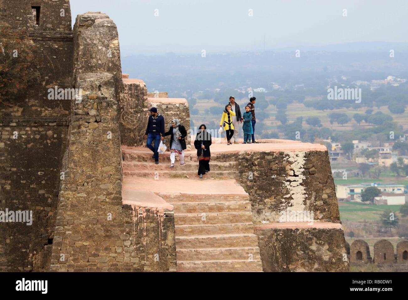 Jhelum, Pakistan. 5 Jan, 2019. Foto aufgenommen am Jan. 5, 2019 zeigt Menschen Rohtas Fort in Jhelum besuchen, Pakistan Stadt in der Provinz Punjab, Pakistan. Das Fort ist für seine große Mauern bekannt, und Mehrere monumentale Gateways. Die UNESCO Rohtas Fort als Welt Kultur Erbe 1997, weil es ein außergewöhnliches Beispiel ist der frühen muslimischen militärischen Architektur in Zentral- und Südasien. Credit: Ahmad Kamal/Xinhua/Alamy leben Nachrichten Stockfoto