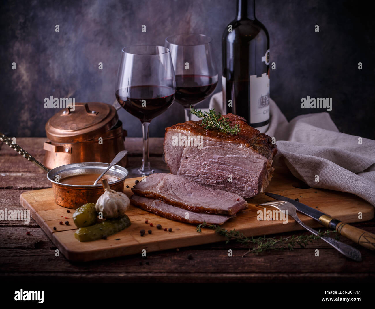 Roastbeef und Rotwein, dunkle Foto. Stockfoto