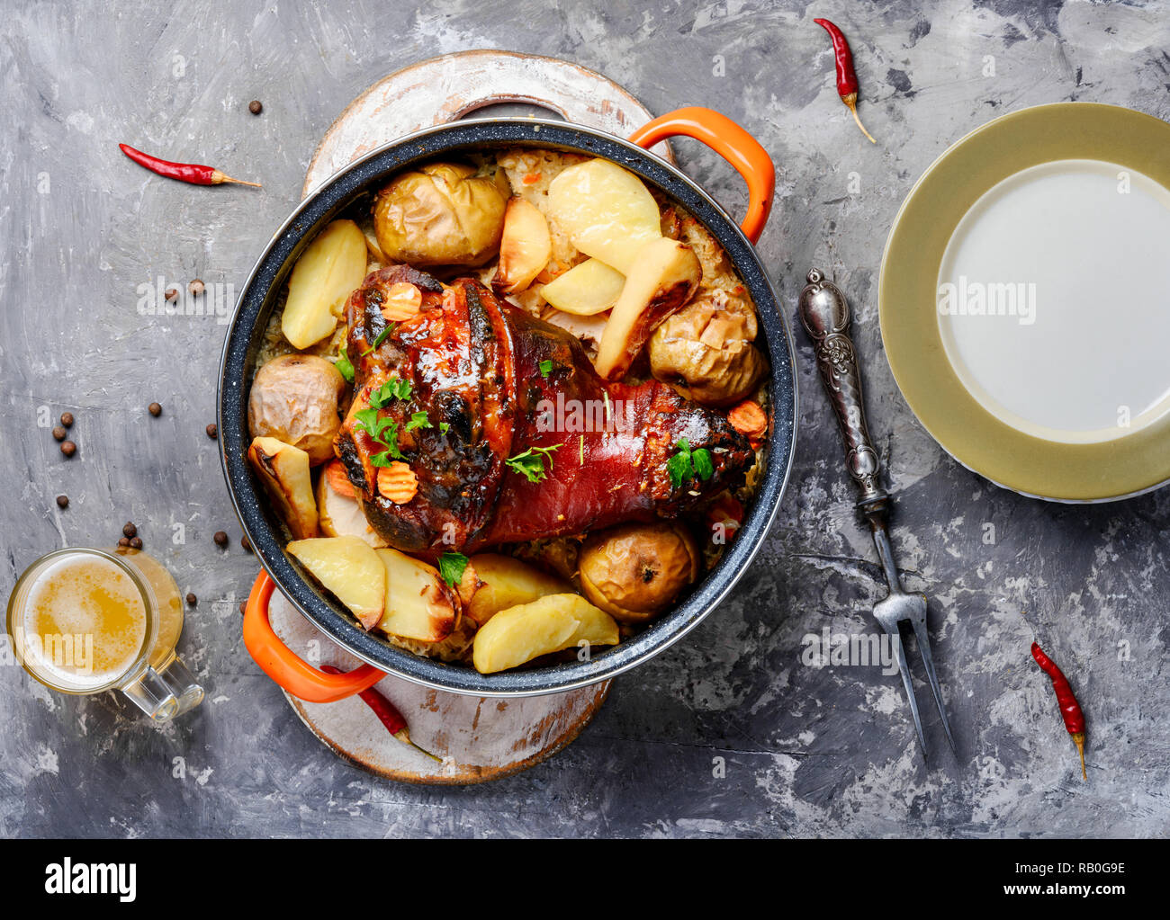 Eisbein auf hölzernen Oberfläche. Gebratene Schweinshaxe mit Kartoffeln ...