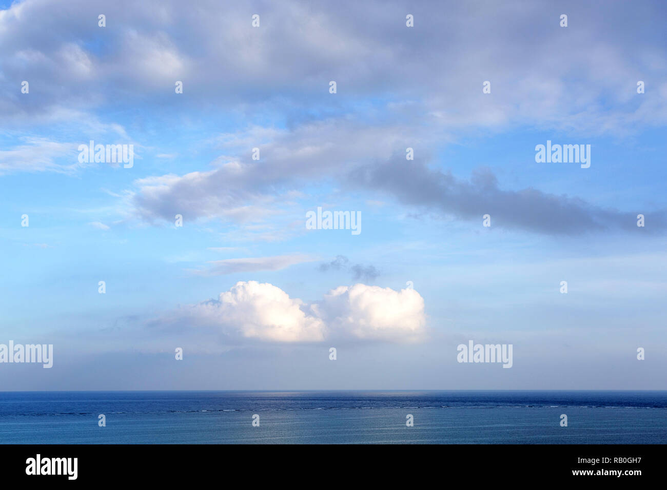 Blue sea horizon Ocean in ruhiger sonniger Tag perfekt Stockfoto