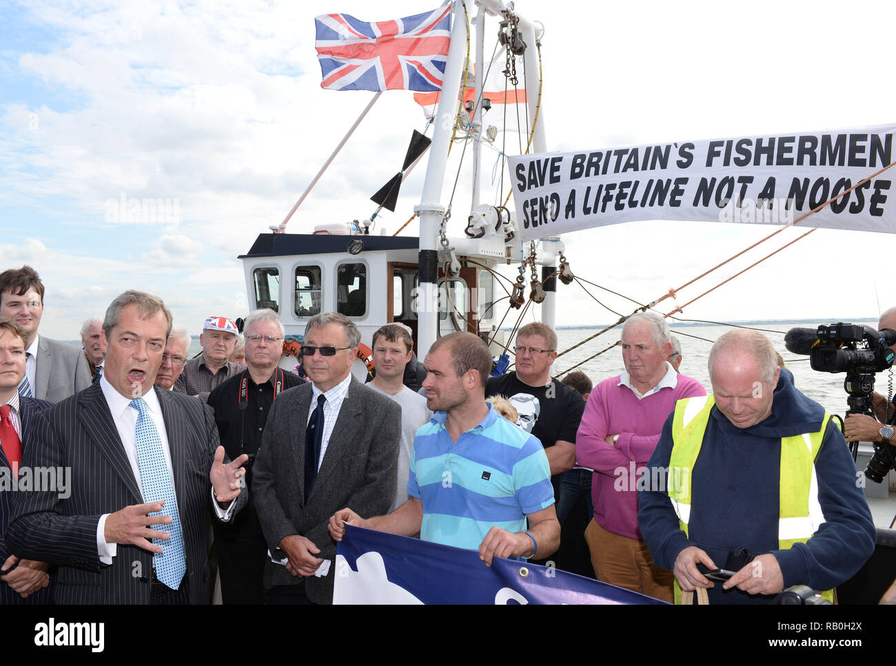 UKIP Leader Nigel Farage erfüllt die lokalen Fischer an der Victoria Wharf in Leigh-On-Sea, Essex während seiner sagen Nein zur EU-Kampagne mit: Nigel Farage, Wo: Leigh-on-Sea, Großbritannien Wann: 17 Aug 2015 Quelle: Steve Finn/WANN Stockfoto