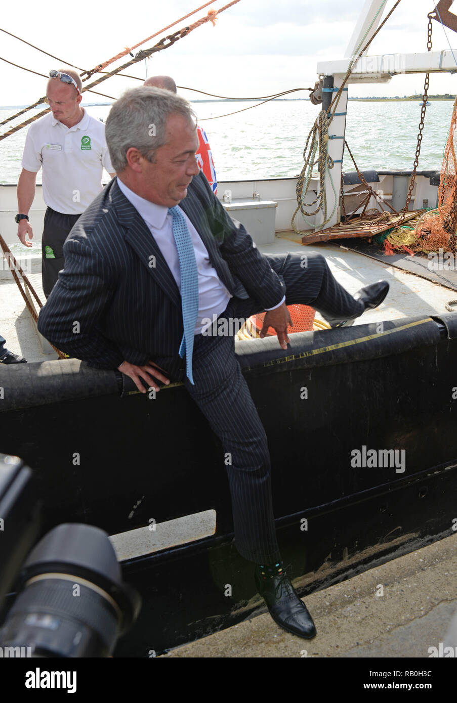 UKIP Leader Nigel Farage erfüllt die lokalen Fischer an der Victoria Wharf in Leigh-On-Sea, Essex während seiner sagen Nein zur EU-Kampagne mit: Nigel Farage, Wo: Leigh-on-Sea, Großbritannien Wann: 17 Aug 2015 Quelle: Steve Finn/WANN Stockfoto