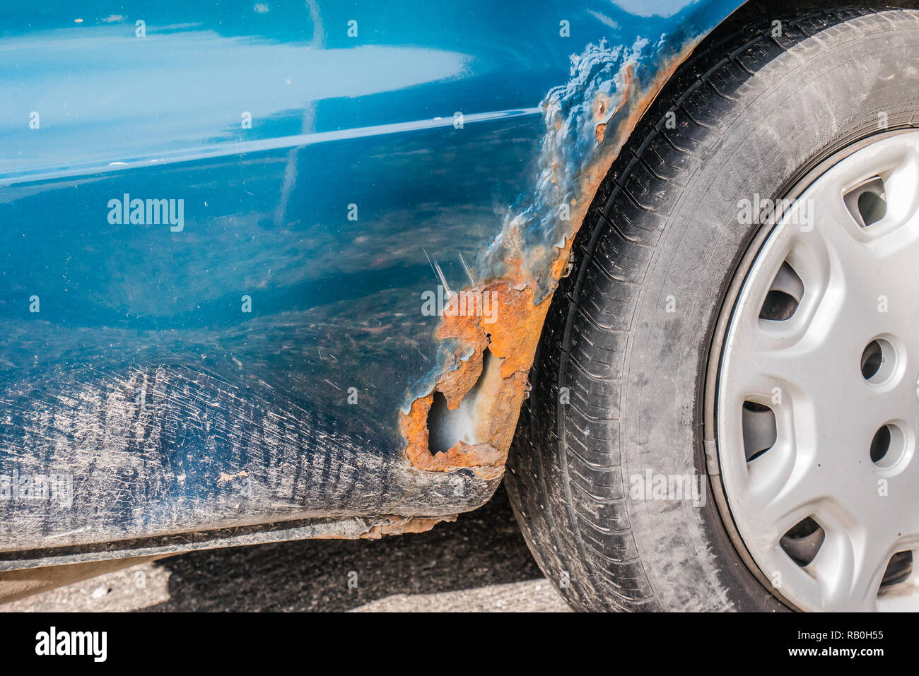 Auto mit körper rost -Fotos und -Bildmaterial in hoher Auflösung – Alamy