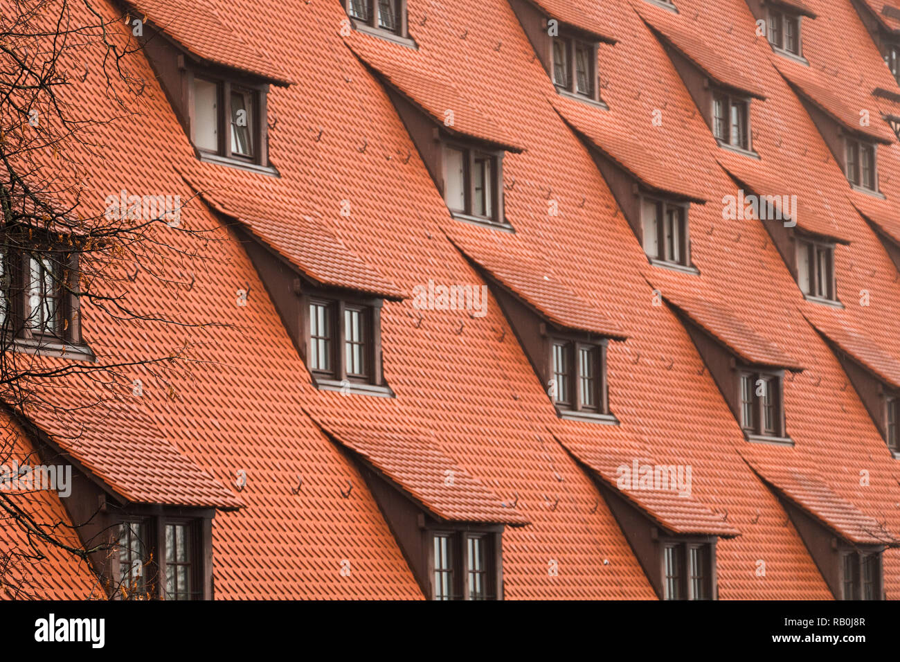 Sammlung von Dach Windows auf einem großen Gebäude mit roten Dach in der Nähe der Kaiserburg in Nürnberg/Nürnberg (Nürnberg, Deutschland, Europa) Stockfoto