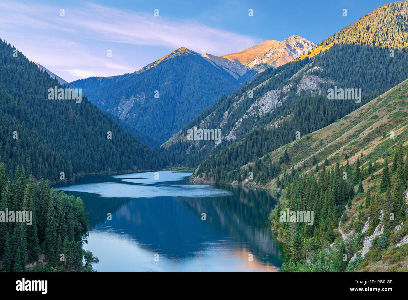 Blick über den See Kolsai in Kasachstan Stockfoto