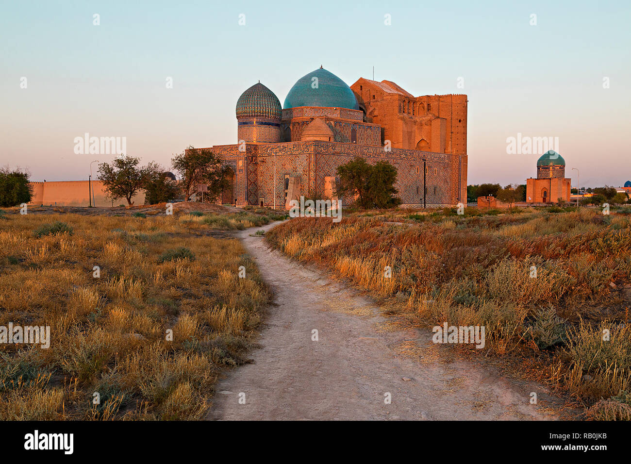 Mausoleum von Khoja Ahmed Yasawi bei Sonnenuntergang, in der Stadt Turkestan, Kasachstan. Stockfoto