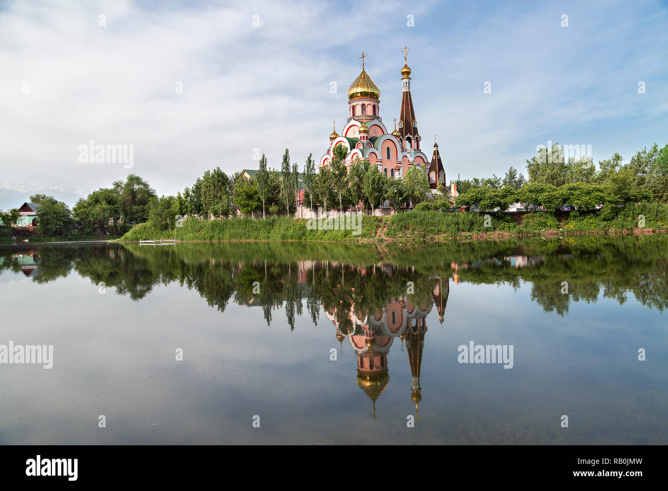 Russisch-orthodoxe Kirche als Kirche der Erhöhung des Heiligen Kreuzes und seine Reflexion in Almaty, Kasachstan Stockfoto