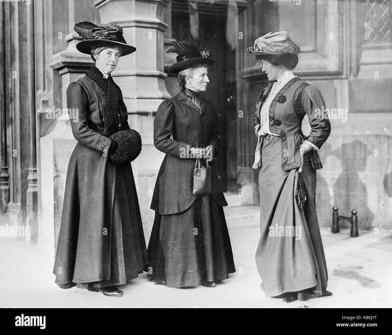 Drei Mitglieder der Suffragettenbewegung in London um 1913. Stockfoto
