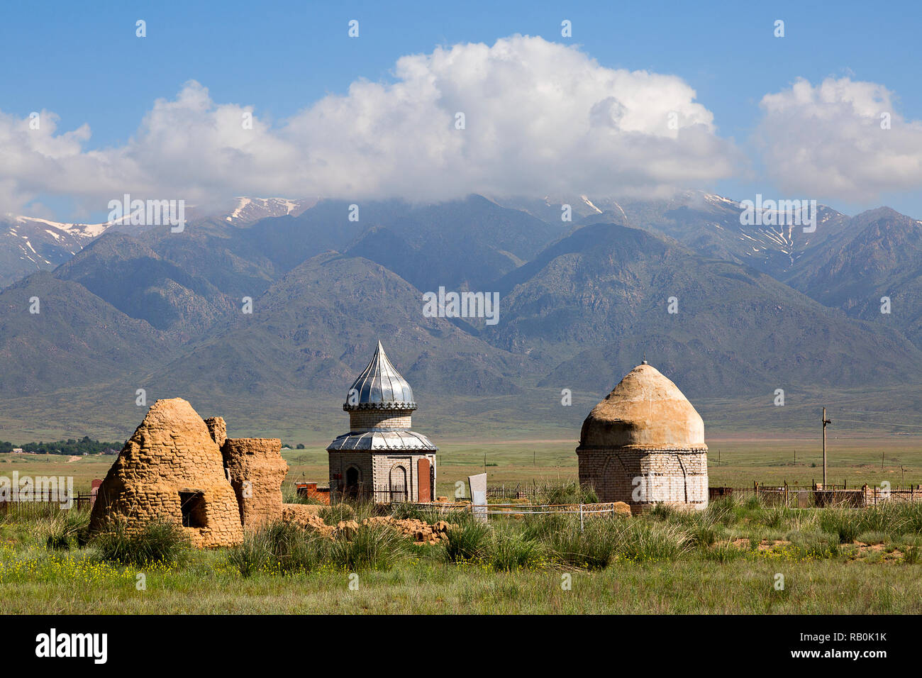 Zentralasiatischen muslimischen Friedhof mit alten und neuen Mausoleen zusammen, in Kasachstan. Stockfoto