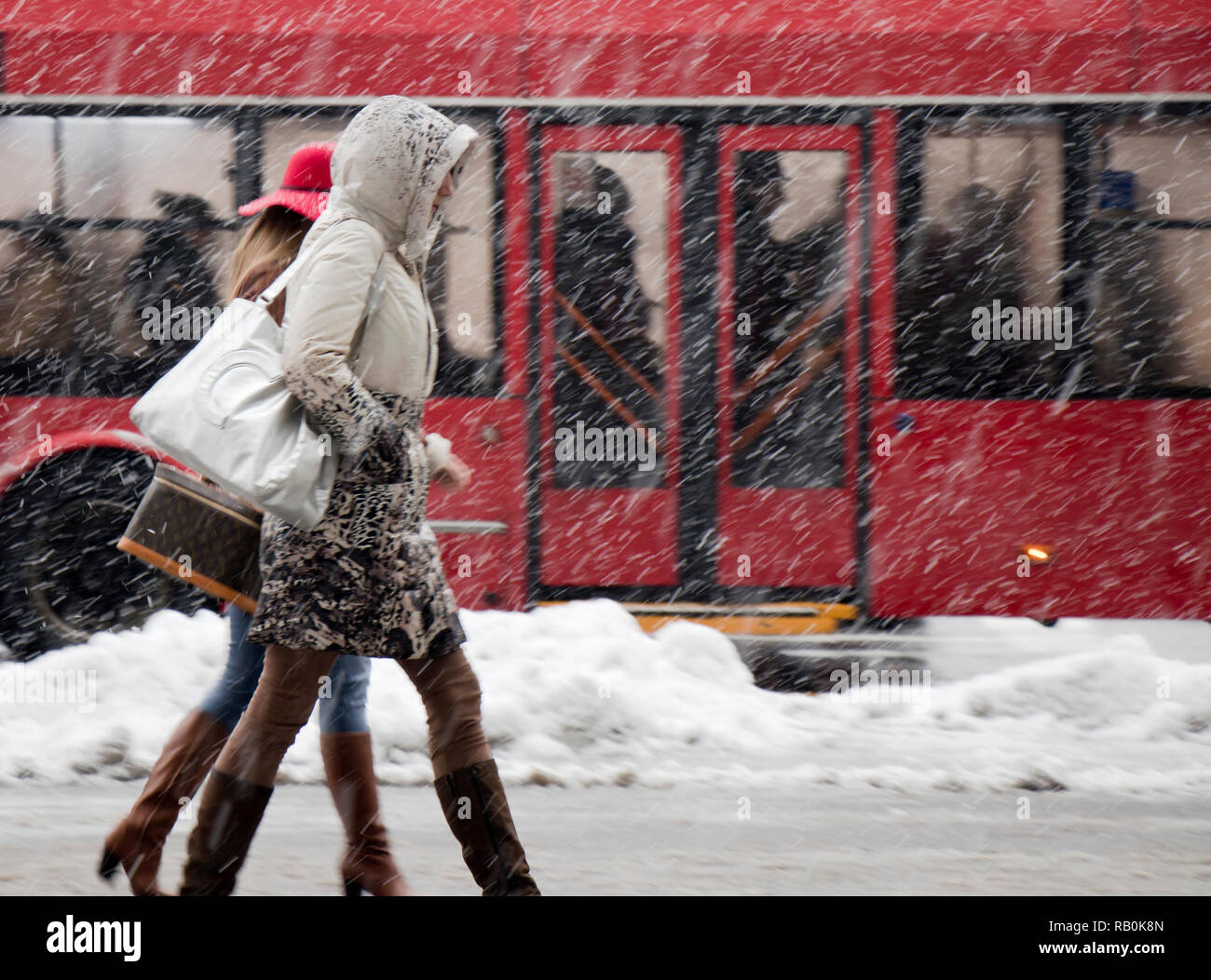 Belgrad, Serbien - Dezember 15, 2018: Zwei junge elegante Frauen zusammen wandern in starker Schneefall in der Stadt. Stockfoto