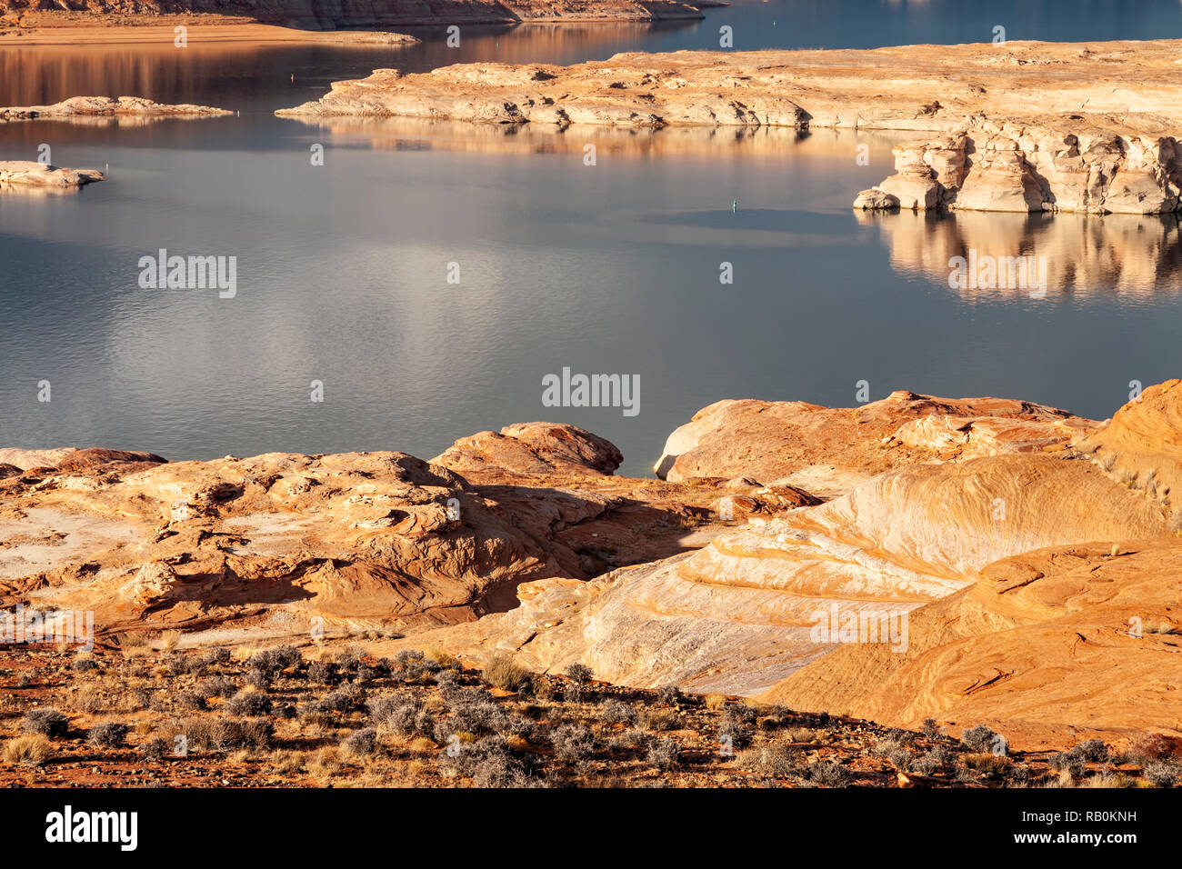Lake Vista Wasser, Reflexionen, Felsen, Küste Stockfoto