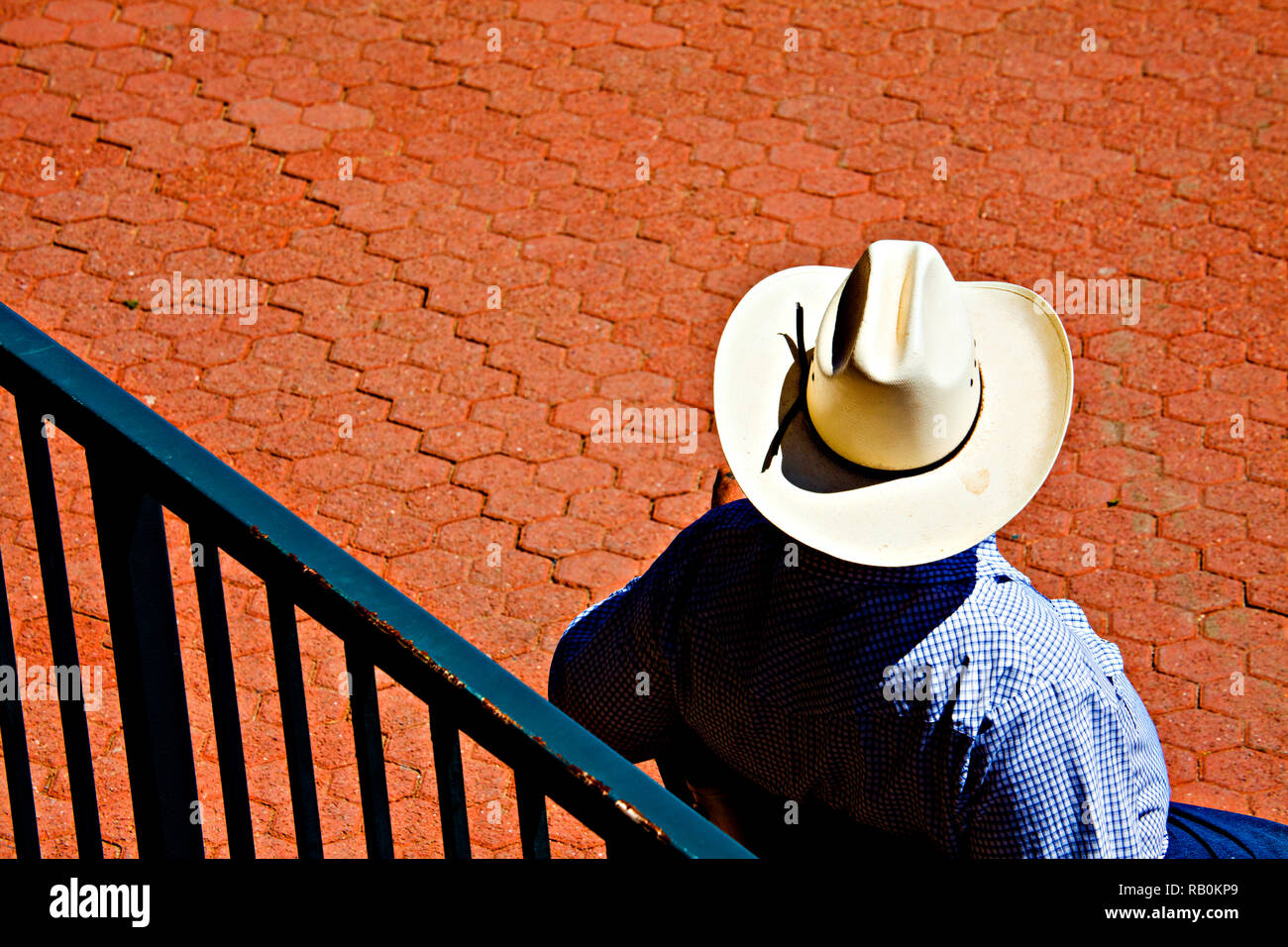 Mann hat an der Rennstrecke Stockfoto