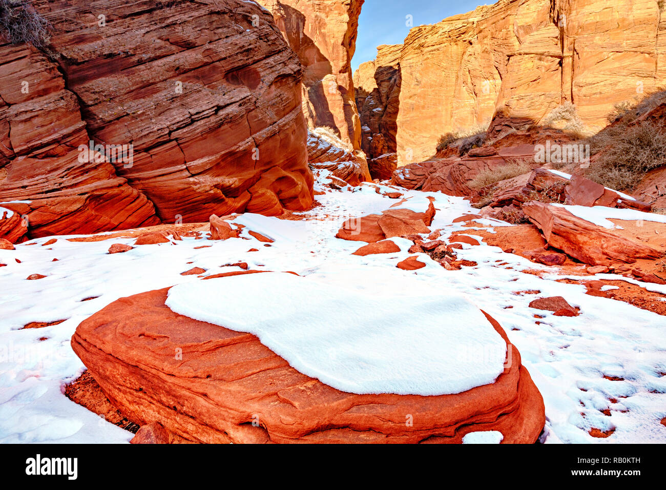 Red Rock & Schnee im Winter auf Paria Plateau Stockfoto
