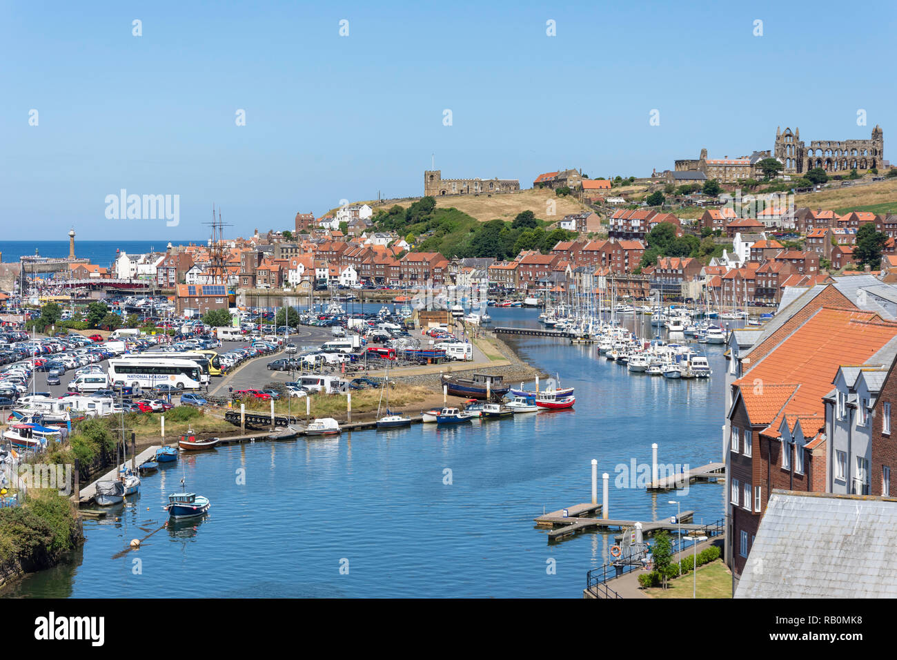 Fluss Esk und Marina, Whitby, North Yorkshire, England, Vereinigtes Königreich Stockfoto