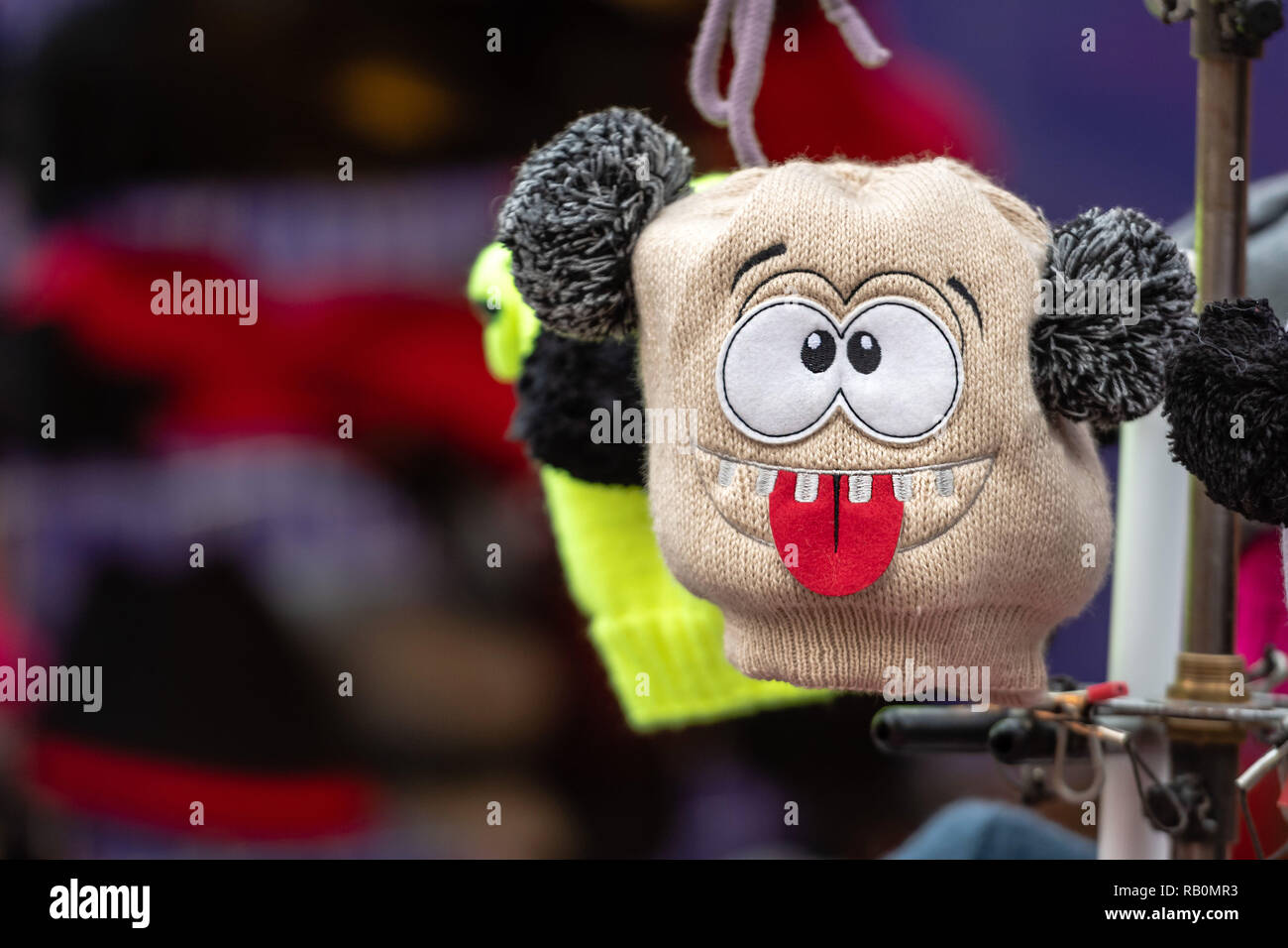 Farbige gestrickte Kinder Hüte mit verschiedenen tierischen Gesichter. Stockfoto