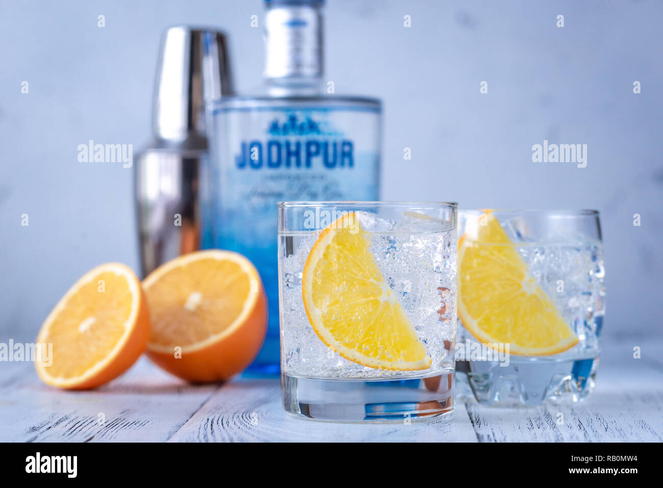 Kharkov, Ukraine - Januar 4, 2019: Gläser Gin und Tonic Cocktail mit Flasche Jodhpur Gin auf dem weißen Holz- Hintergrund. Stockfoto