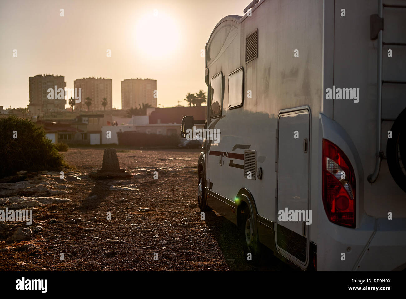 Wohnwagen Wohnmobile Motor home Anhänger am Abend. Aktive Menschen Reisen, Abenteuer und Reise Konzept Stockfoto