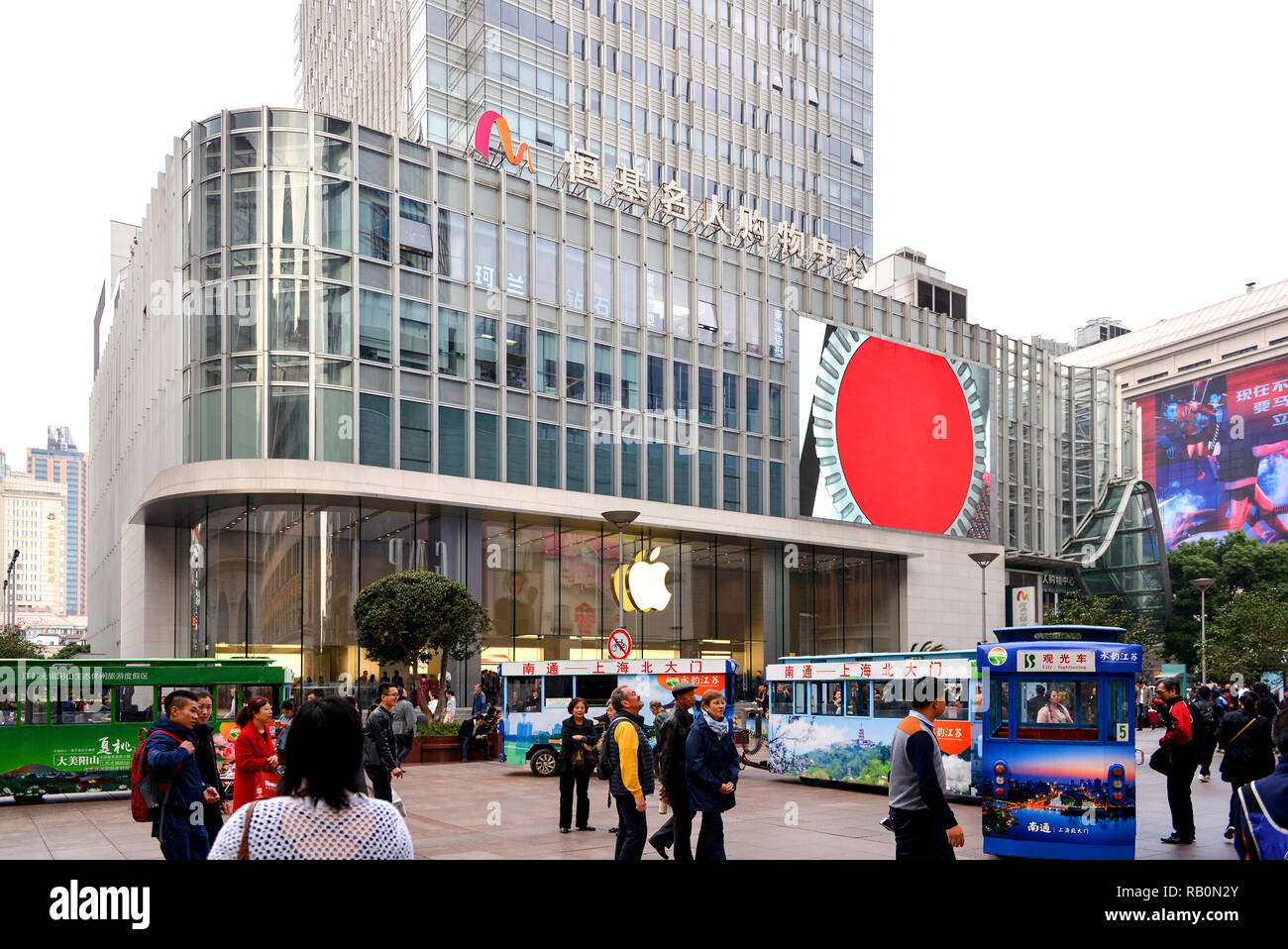 Shanghai, China - 11. November 2017: Eine große Menschenmenge in der Nähe des Apple Store auf der Nanjing East Road, einem sehr belebten Einkaufsviertel, das pedestr Stockfoto