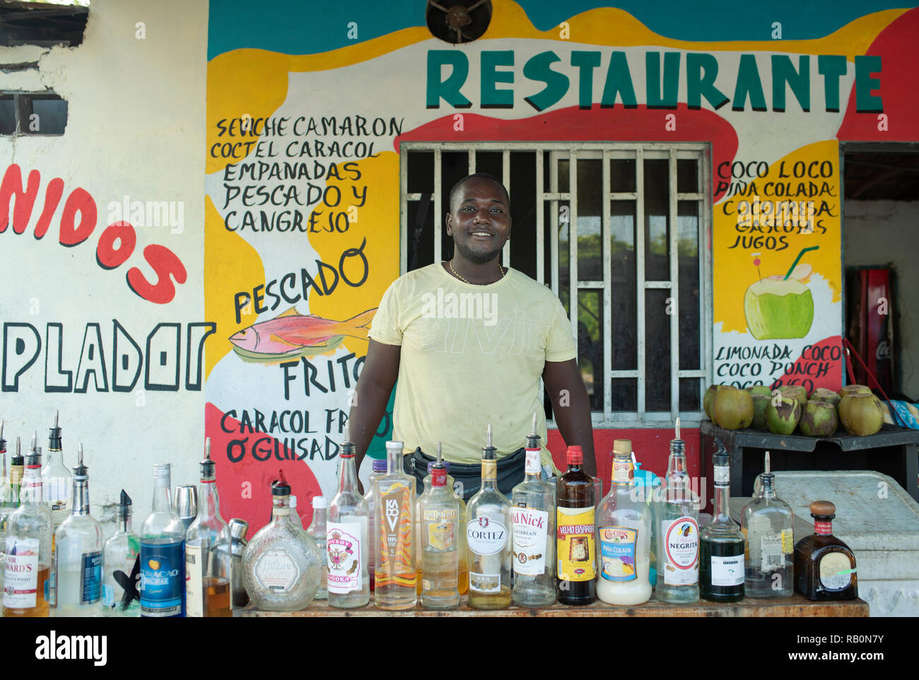 Native mann Verkauf von Coco Loco (Alkohol gemischt Kokosnuss Wasser) Cocktails. Umwelt Porträt, redaktionelle Nutzung. San Andrés, Kolumbien. Okt 2018 Stockfoto
