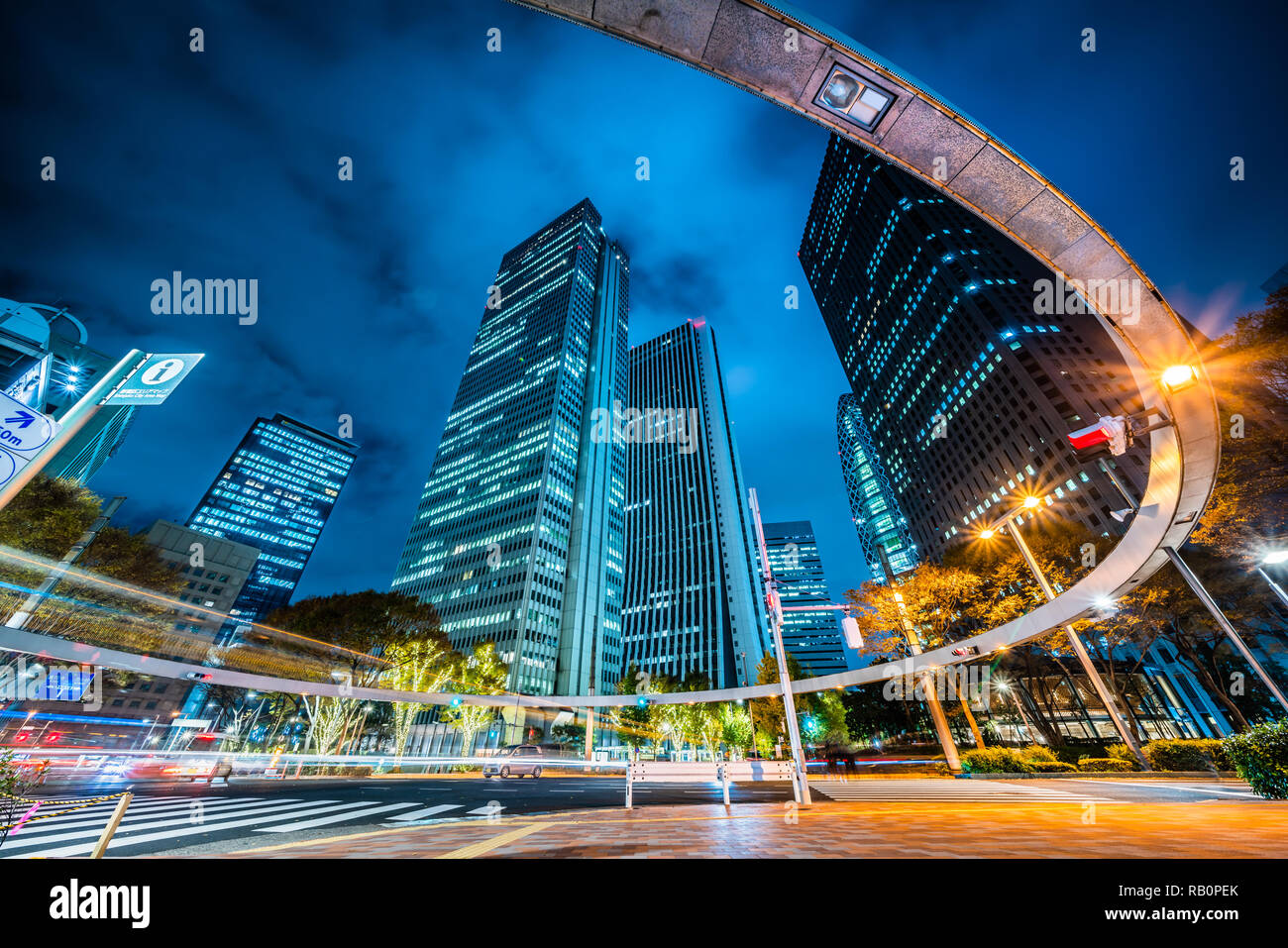 Asien Business Konzept für Immobilien und Corporate Bau - die Suche nach der Nacht in der Straße Kreuzung von Shinjuku, die Wolkenkratzer twi spiegeln Stockfoto