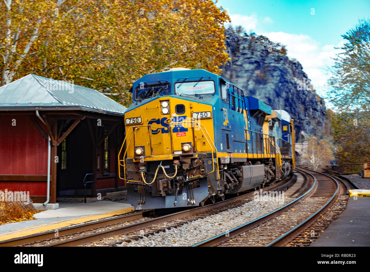 Harpers Ferry, WV, USA - November 3, 2018: EINE CSX Güterzug in West Virginia von Maryland. Stockfoto