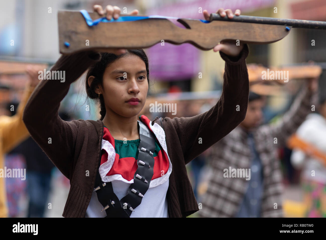 Matamoros, Tamaulipas, Mexiko - 20. November 2018: Der November 20 Parade, junge Mädchen in traditioneller Kleidung Holding ein Spielzeug gewehr an der Parade Stockfoto