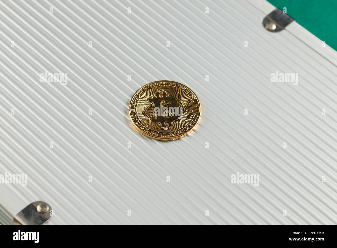 Bitcoin auf der Aluminium Aktenkoffer Textur Stockfoto