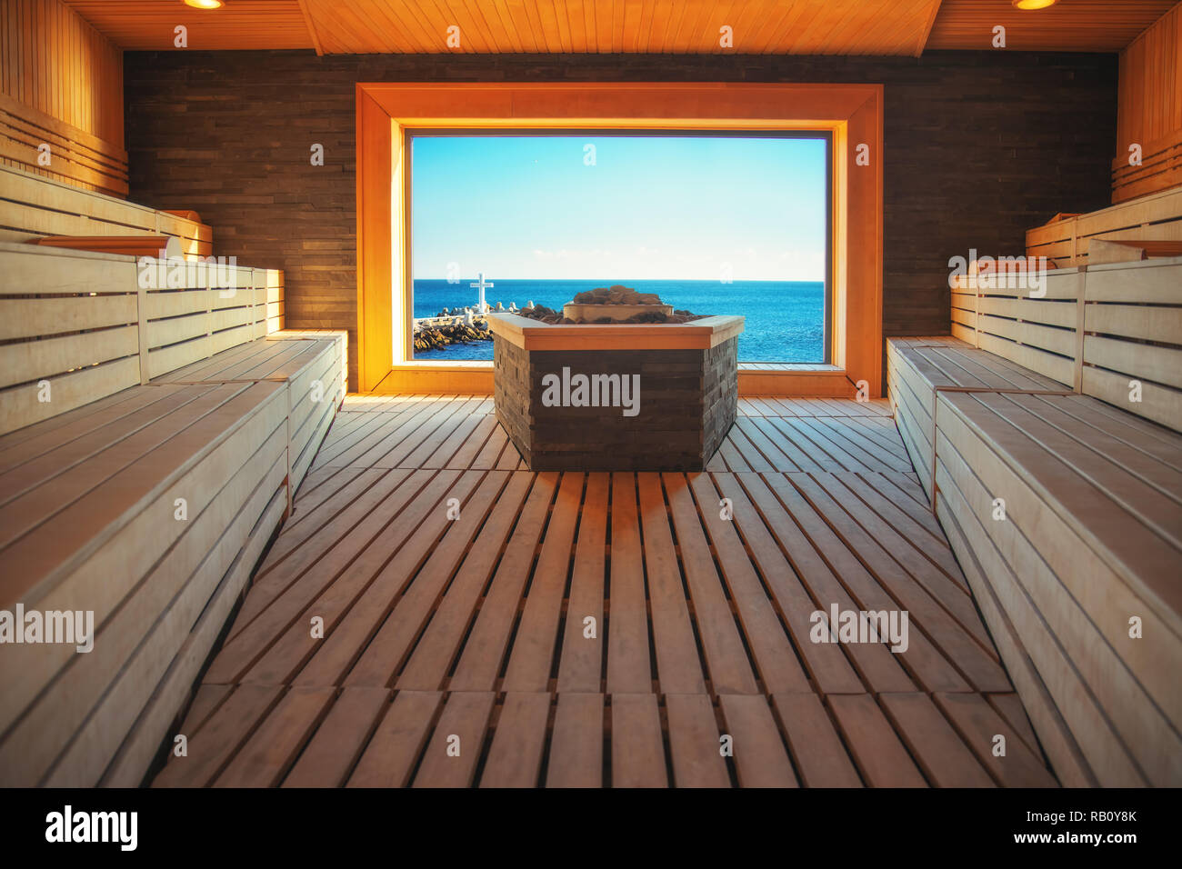 Holz Sauna und Blick in Richtung Meer, Dampfsauna im luxuriösen Wellnesscenter. Stockfoto