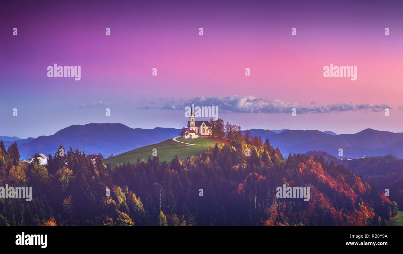 Kirche von Saint Leonard steht auf dem Hügel in der Nähe der Kirche Crni Vrh Dorf. Stockfoto