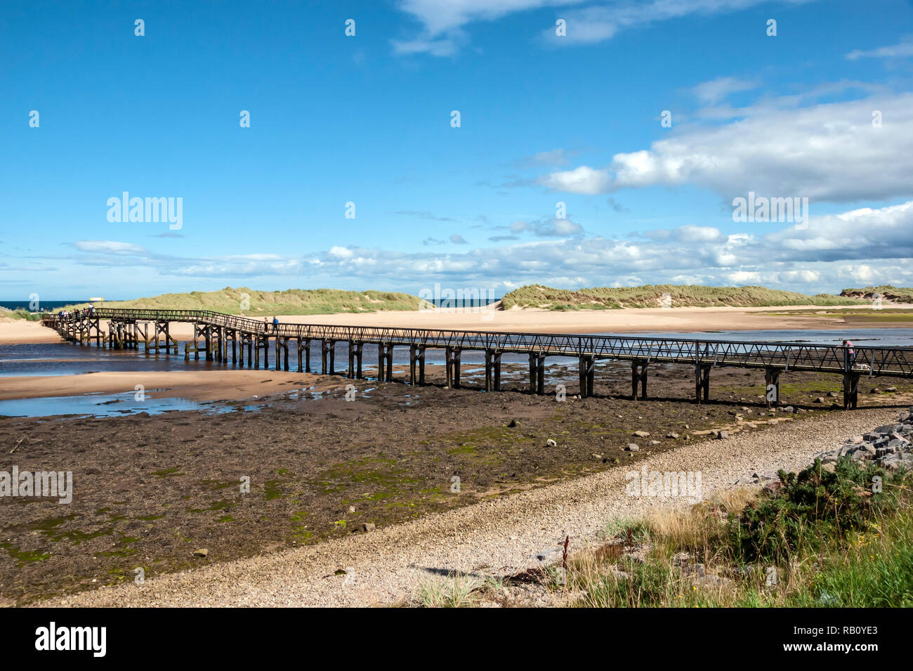 Die Fußgängerbrücke über den Fluss Lossie in Lossiemouth Moray in Schottland den Zugang zu ausgedehnten Strand und Blick über den Moray Firth & Nordsee Stockfoto