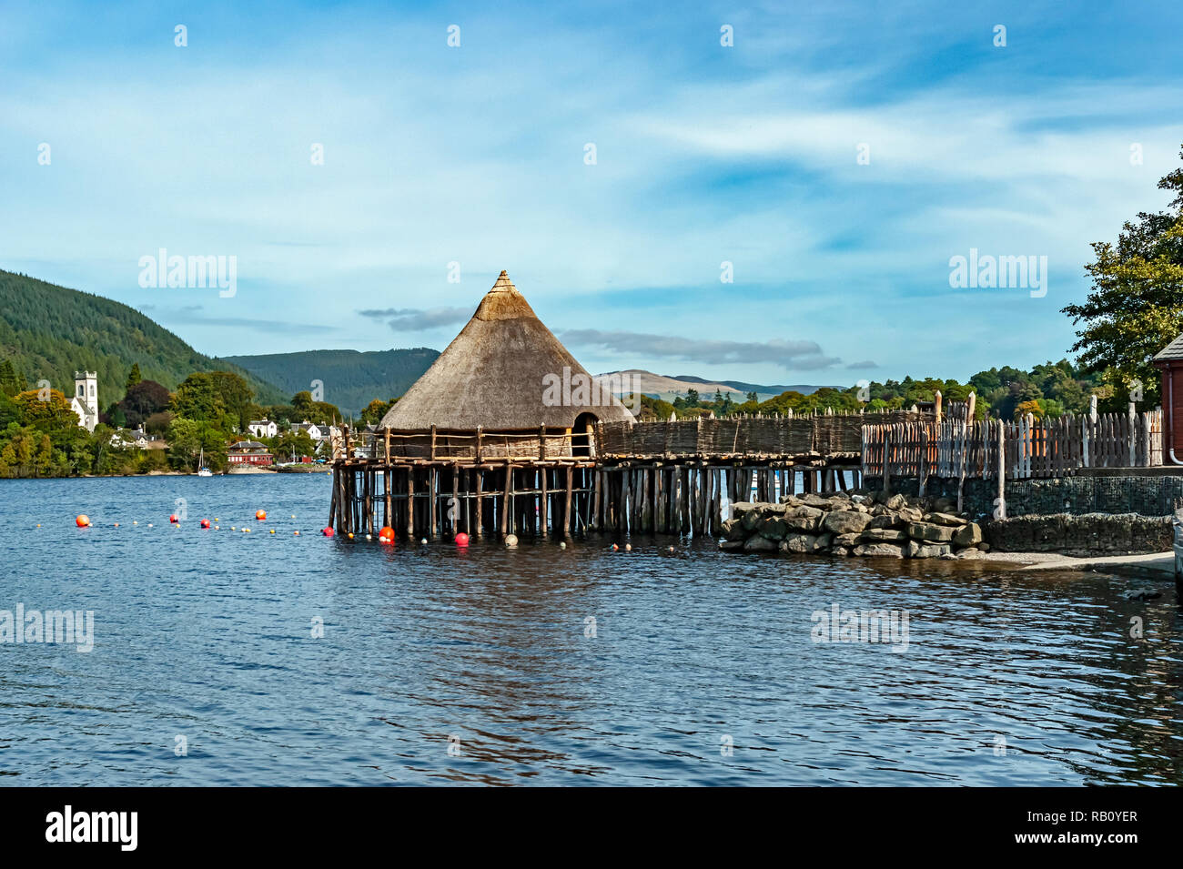 Frühe Eisenzeit Scottish Crannog Centre am Loch Tay in der Nähe von Kenmore Schottland als aus den westlichen loch Ufer gesehen Stockfoto