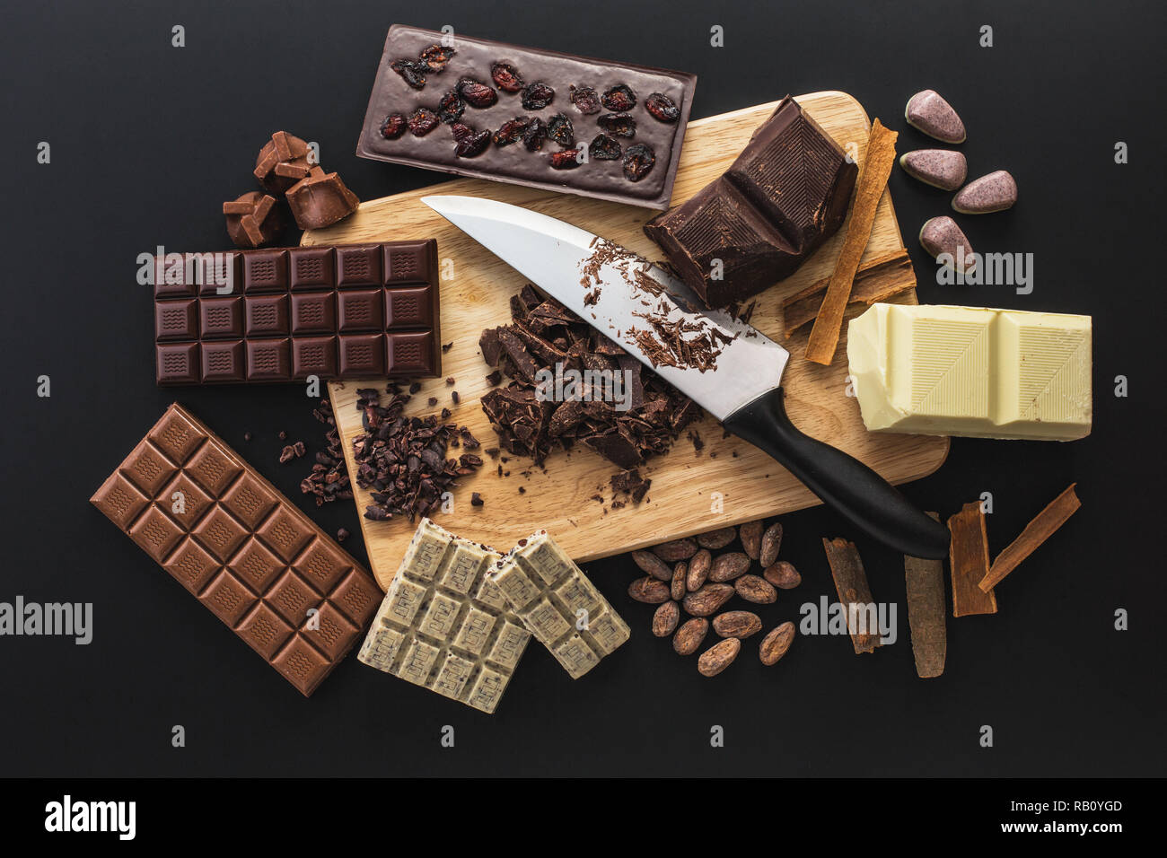 Schokolade handgemachte Bonbons auf einem Küchentisch. Stockfoto