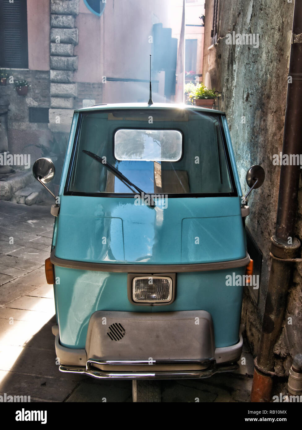 Ape car Blau geparkt italienischen Borgo Stockfoto