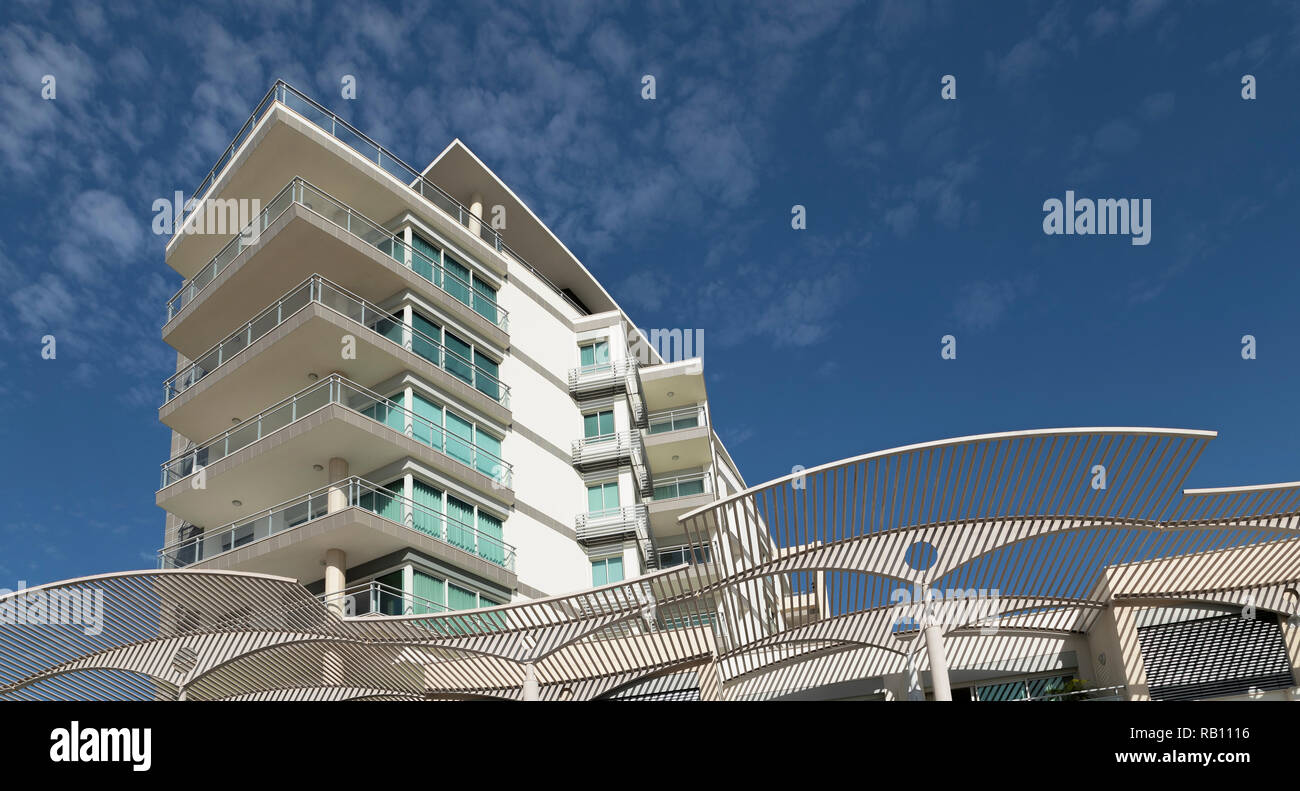 Ein Bild der modernen Wohnblocks mit einem abstrakten Gefühl auf der Insel Madeira, Portugal. Stockfoto