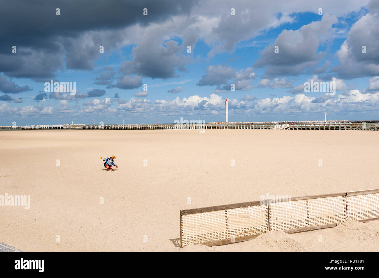 Sandstrand und Steg am Ostende, Belgien Stockfoto