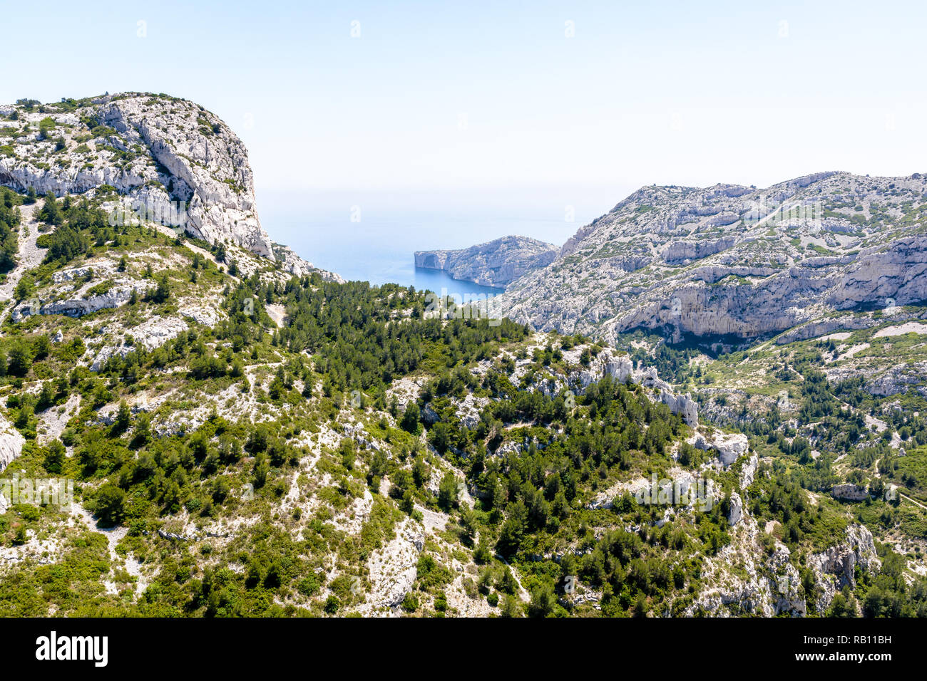 Panoramablick über der Steilküste des Massif des Calanques an der Mittelmeerküste im Süden Frankreichs in der Nähe von Marseille durch einen sonnigen Tag. Stockfoto